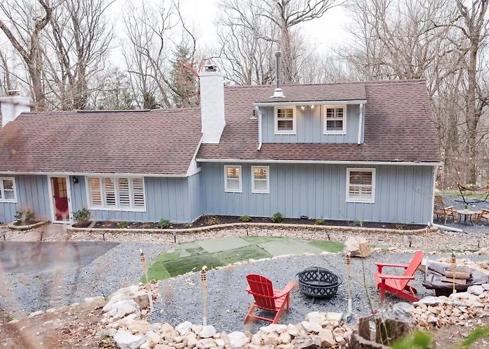 Cowry Acres - 11 Acre Enchanted Retreat, Hot Tub