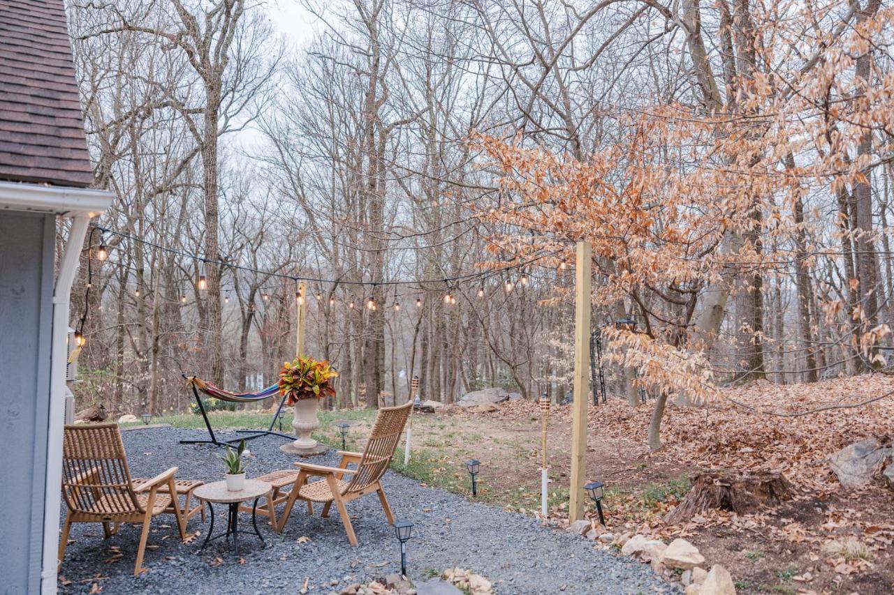Cowry Acres - 11 Acre Enchanted Retreat, Hot Tub Villa *