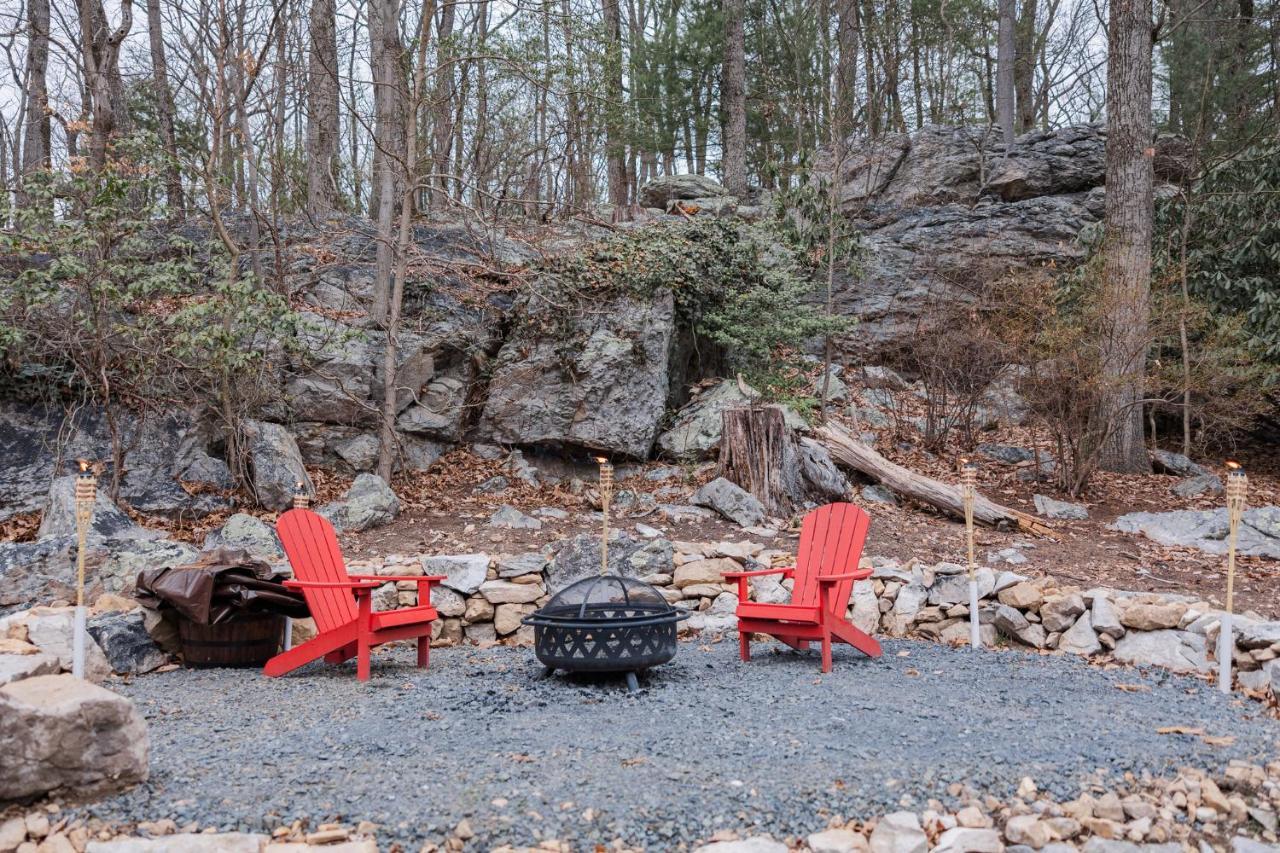 Villa Cowry Acres - 11 Acre Enchanted Retreat, Hot Tub *